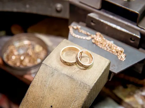10 Men's Wedding Rings He Will Love - Rings for the Groom Ideas!