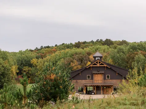 This Upscale Retreat Barn Venue in Minnesota Will Have You Swooning! (The Barn at Stoney Hills)