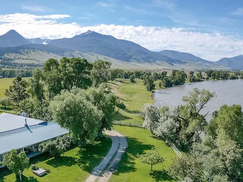 Celebrate Your Love on the Bank of Yellowstone at This Breathtaking Venue - Stoneflower Events