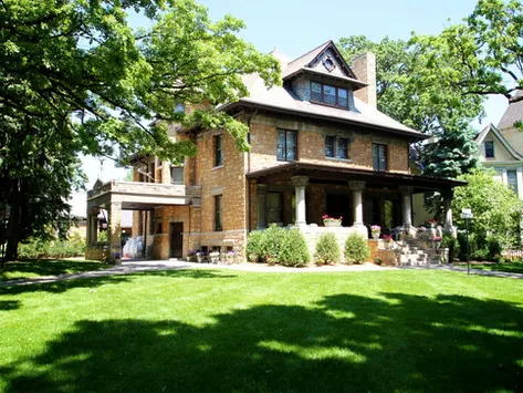 This Historic Minnesota Mansion Knows How to Host the Micro Wedding of Your Dreams- Summit Manor 